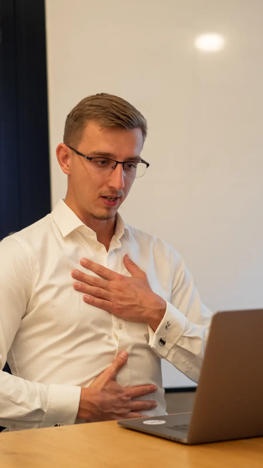 Honza Šilar ukazuje brániční dech — jedna ruka na hrudi, druhá na břiše